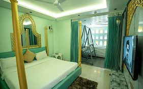 Orsom Stays Sassy - Sector 42